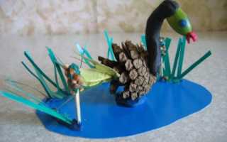 Делаем пингвина из шишки и пластилина