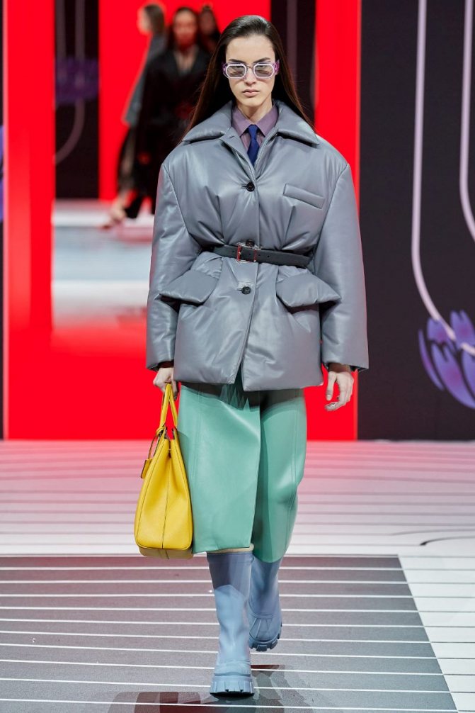 Модная кожаная куртка-пиджак осень-зима 2020-2021 из коллекции Prada