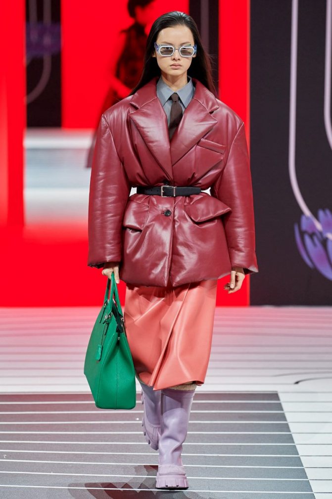 Модная кожаная куртка-пиджак осень-зима 2020-2021 из коллекции Prada