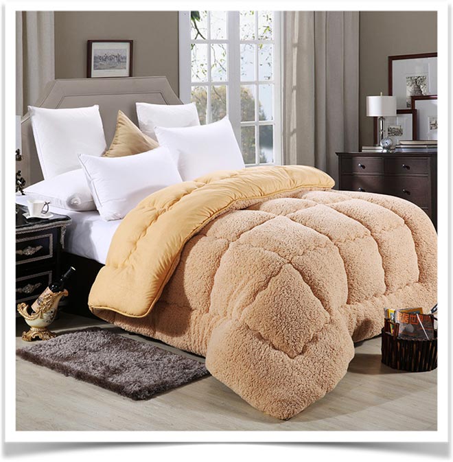 Толстое шерстяное одеяло на кровати