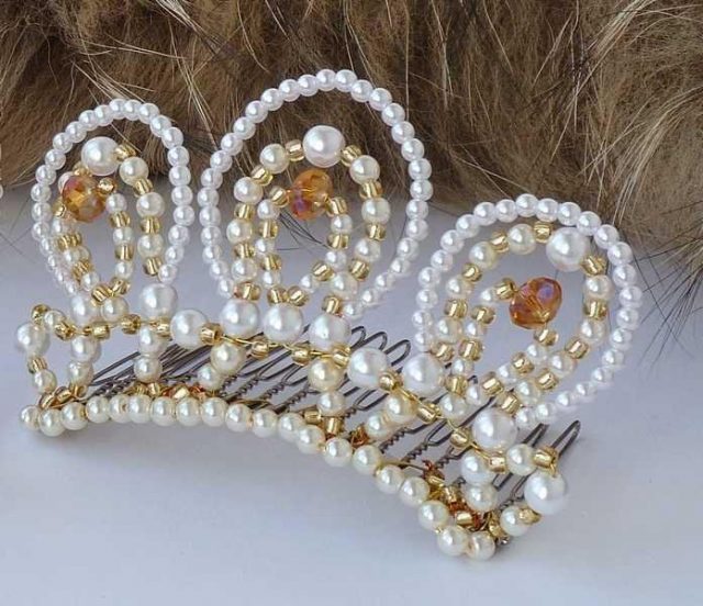 Диадема из бусин и проволоки