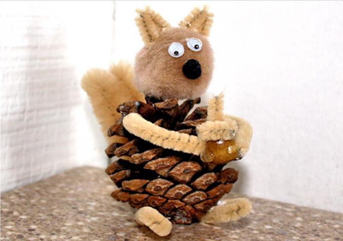 как сделать белку из шишек