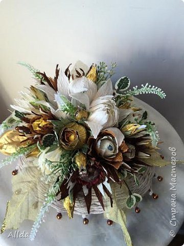 Конкурс прошел...Было много красивых работ, много позитива и креатива. Я тоже поучаствовала))...с большим удовольствием, особенно если учесть , что все лето у нас была жара 33 и влажность 90%.Тут уж было не до свита)) Делала один букет, но его забрали, сфотографировать не успела, немного расстроилась и поэтому выбор второй картинки вдохновительницы шел с трудом. Потом все склонилась к темной гамме букета.Почему родилась такая идея? Просто мне показалось, что и женщине за шахматной доской, тоже, как и всем женщинам ,хочется получать букеты))).А если она Корелева, то в букете уместно золото.Черный цвет заменила на коричневый.Ведь есть же шахматы из янтаря, белого и коричневого.. Вид сверху, на этой фотографии (хотя сделала ее телефоно), лучше всего виден ассортимент цветов в букете. фото 1