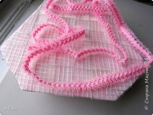 Конкурс прошел...Было много красивых работ, много позитива и креатива. Я тоже поучаствовала))...с большим удовольствием, особенно если учесть , что все лето у нас была жара 33 и влажность 90%.Тут уж было не до свита)) Делала один букет, но его забрали, сфотографировать не успела, немного расстроилась и поэтому выбор второй картинки вдохновительницы шел с трудом. Потом все склонилась к темной гамме букета.Почему родилась такая идея? Просто мне показалось, что и женщине за шахматной доской, тоже, как и всем женщинам ,хочется получать букеты))).А если она Корелева, то в букете уместно золото.Черный цвет заменила на коричневый.Ведь есть же шахматы из янтаря, белого и коричневого.. Вид сверху, на этой фотографии (хотя сделала ее телефоно), лучше всего виден ассортимент цветов в букете. фото 13