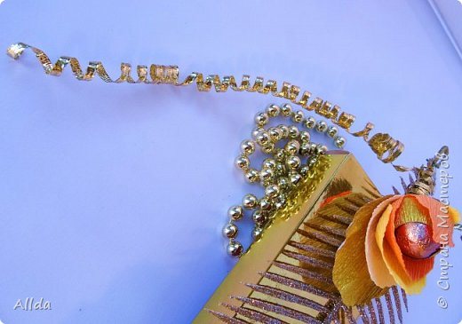 Конкурс прошел...Было много красивых работ, много позитива и креатива. Я тоже поучаствовала))...с большим удовольствием, особенно если учесть , что все лето у нас была жара 33 и влажность 90%.Тут уж было не до свита)) Делала один букет, но его забрали, сфотографировать не успела, немного расстроилась и поэтому выбор второй картинки вдохновительницы шел с трудом. Потом все склонилась к темной гамме букета.Почему родилась такая идея? Просто мне показалось, что и женщине за шахматной доской, тоже, как и всем женщинам ,хочется получать букеты))).А если она Корелева, то в букете уместно золото.Черный цвет заменила на коричневый.Ведь есть же шахматы из янтаря, белого и коричневого.. Вид сверху, на этой фотографии (хотя сделала ее телефоно), лучше всего виден ассортимент цветов в букете. фото 17