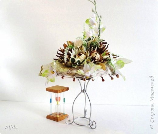 Конкурс прошел...Было много красивых работ, много позитива и креатива. Я тоже поучаствовала))...с большим удовольствием, особенно если учесть , что все лето у нас была жара 33 и влажность 90%.Тут уж было не до свита)) Делала один букет, но его забрали, сфотографировать не успела, немного расстроилась и поэтому выбор второй картинки вдохновительницы шел с трудом. Потом все склонилась к темной гамме букета.Почему родилась такая идея? Просто мне показалось, что и женщине за шахматной доской, тоже, как и всем женщинам ,хочется получать букеты))).А если она Корелева, то в букете уместно золото.Черный цвет заменила на коричневый.Ведь есть же шахматы из янтаря, белого и коричневого.. Вид сверху, на этой фотографии (хотя сделала ее телефоно), лучше всего виден ассортимент цветов в букете. фото 5