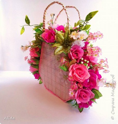 Конкурс прошел...Было много красивых работ, много позитива и креатива. Я тоже поучаствовала))...с большим удовольствием, особенно если учесть , что все лето у нас была жара 33 и влажность 90%.Тут уж было не до свита)) Делала один букет, но его забрали, сфотографировать не успела, немного расстроилась и поэтому выбор второй картинки вдохновительницы шел с трудом. Потом все склонилась к темной гамме букета.Почему родилась такая идея? Просто мне показалось, что и женщине за шахматной доской, тоже, как и всем женщинам ,хочется получать букеты))).А если она Корелева, то в букете уместно золото.Черный цвет заменила на коричневый.Ведь есть же шахматы из янтаря, белого и коричневого.. Вид сверху, на этой фотографии (хотя сделала ее телефоно), лучше всего виден ассортимент цветов в букете. фото 9