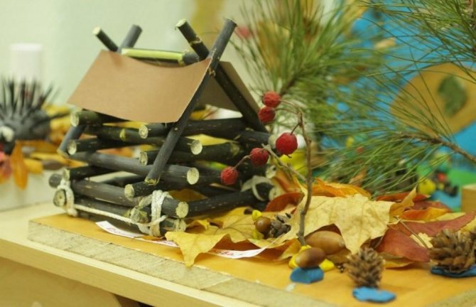 Осенняя хижина в лесу