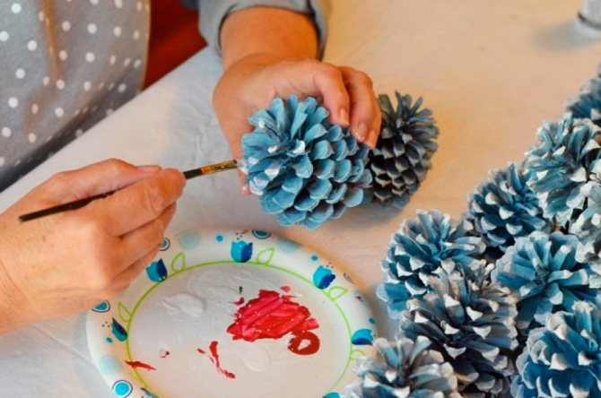 Покрасьте материал яркой акриловой краской