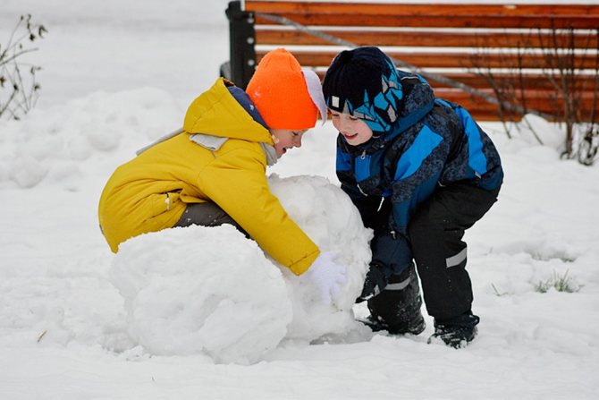 Снеговиков лепят все от мала до велика. И у всех неплохо получается