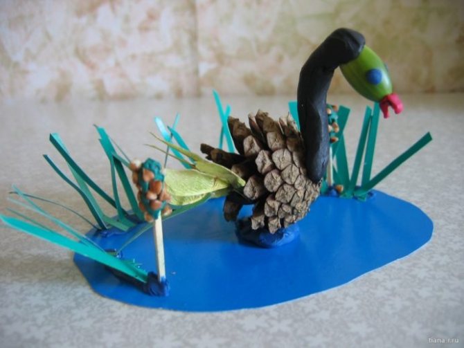 веселая поделка из елки и шишки сделанная вручную