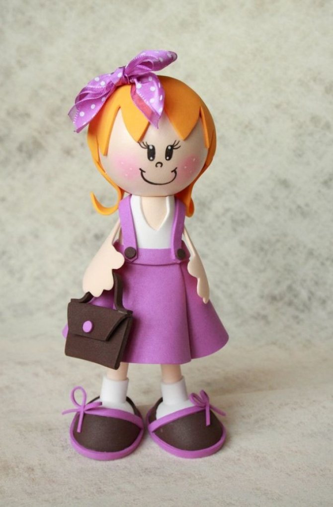 Вот такие у куклы из фоамерана туфельки с бантиками