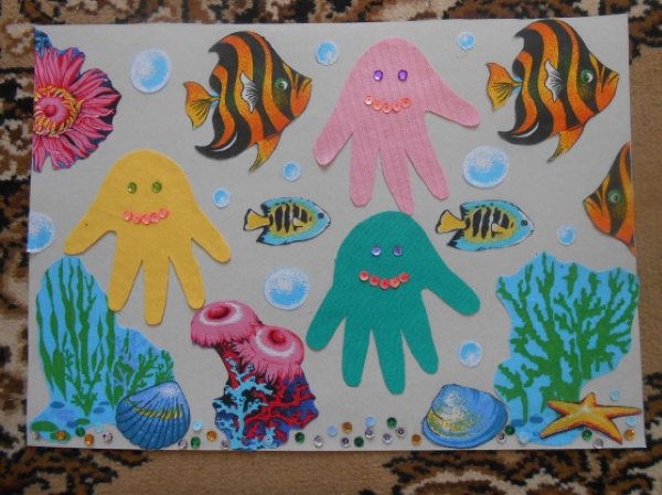 Аппликации из ладошек из цветной бумаги для детей: осеннее дерево, ежик, павлин, цветы