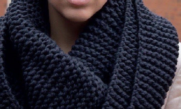 Снуд, связанный простой платочной вязкой, будет мягко драпироваться на шее, и прекрасно смотреться за счет фактурности пряжи