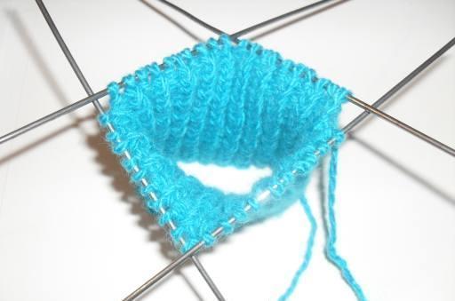 Вяжем спицами варежки с косами по схеме с описанием и видео