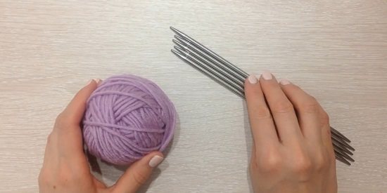 Вяжем спицами варежки с косами по схеме с описанием и видео