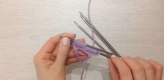 Вяжем спицами варежки с косами по схеме с описанием и видео